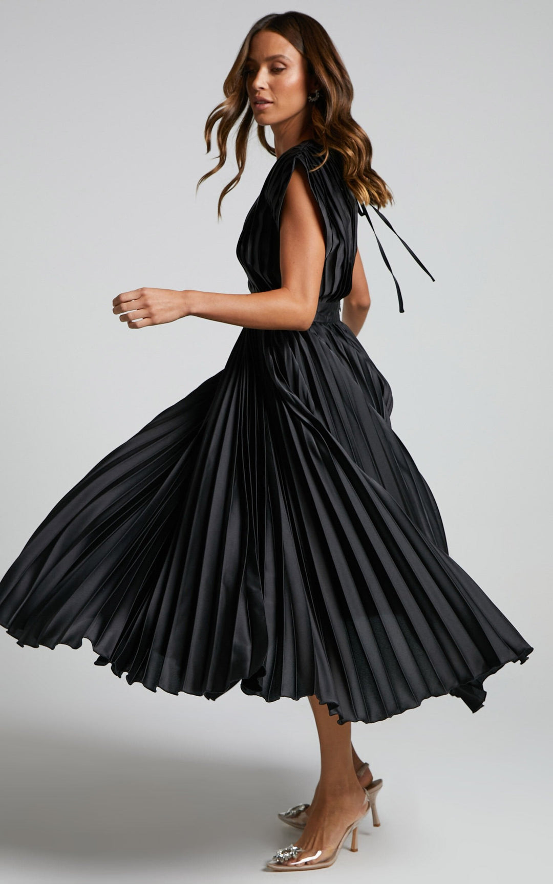 MADISYN - FLOWY V-NECK PLEATED SKIRT DRESS
